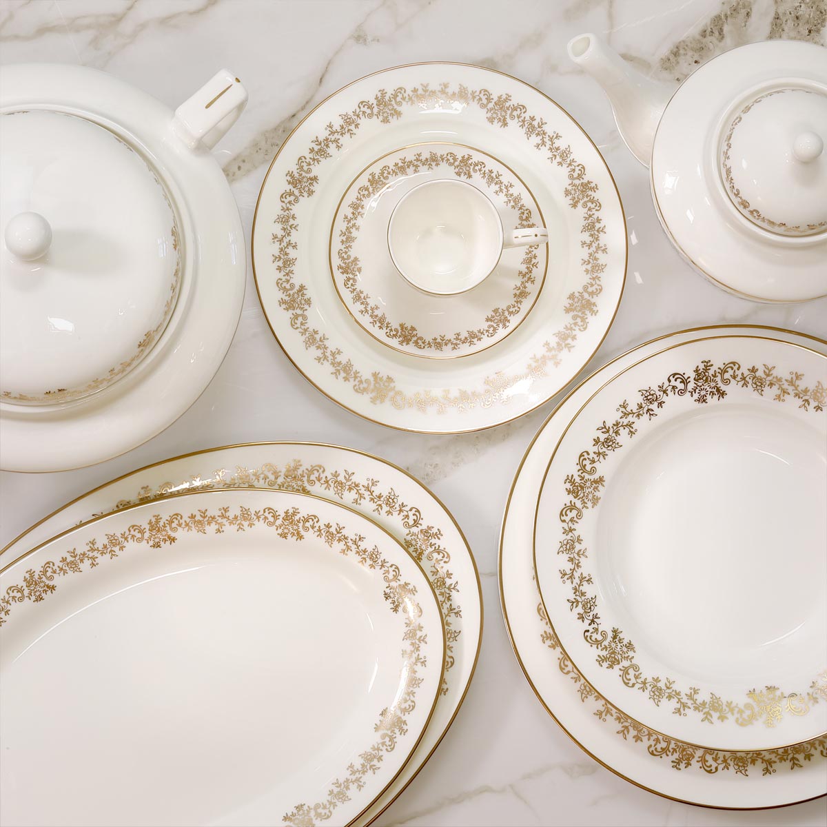 Completo piatti per la sala da pranzo con decoro prestigioso oro in fine porcellana - Elegance