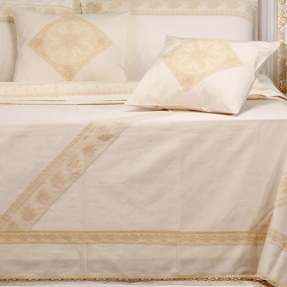 Coordinato letto sposa di colore avorio in tessuto ottoman con finissimo pizzo