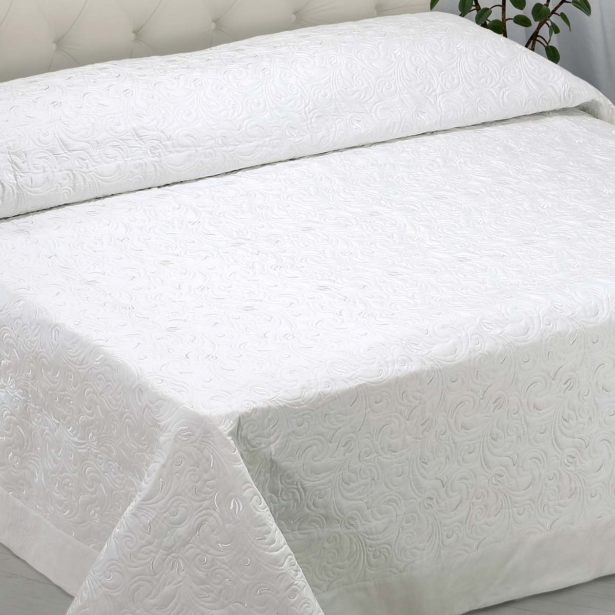 Copriletto matrimoniale di colore bianco in raso ricamato - Delia