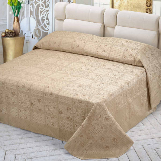 Copriletto matrimoniale di colore sabbia dallo stile classico - Candore