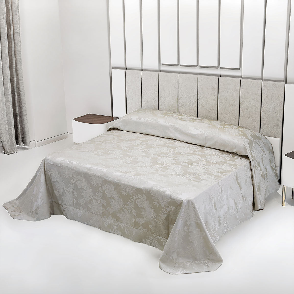 Copriletto matrimoniale leggero in tessuto damascato di colore beige prodotto in Italia