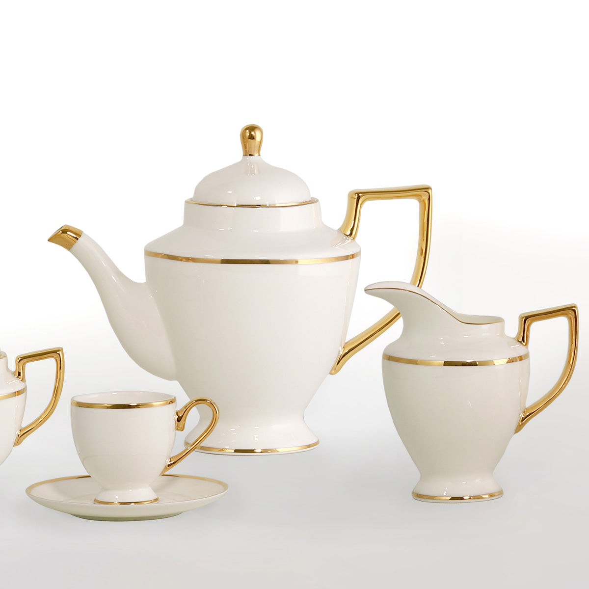 Elegante servizio tazze te in fine porcellana con filo oro - Avant