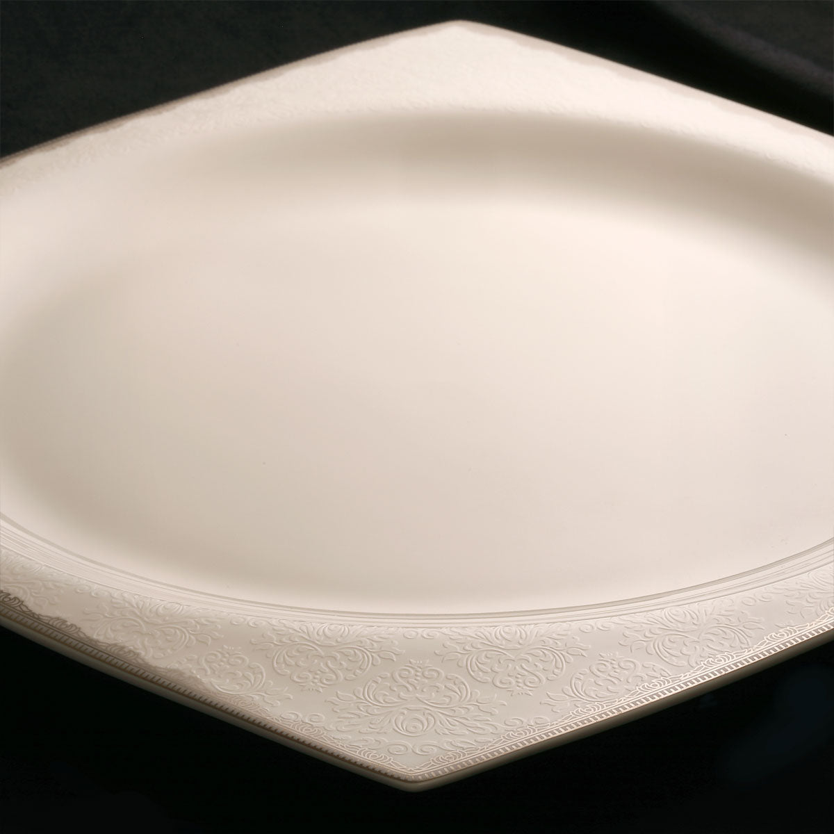 Servizio tavola moderno in porcellana bianca con decoro argento - Clara