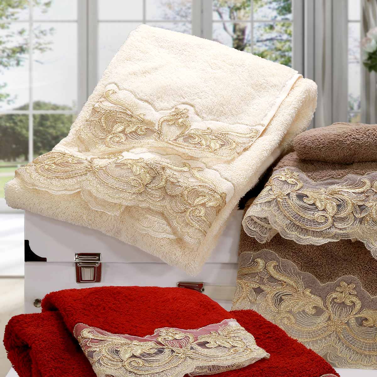 Asciugamani in spugna colorata con pizzo filo oro - Dorotea