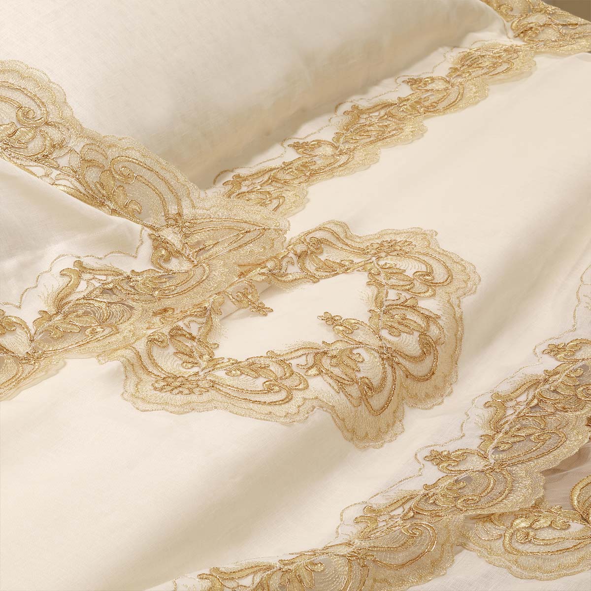 Copriletto matrimoniale letto sposa in puro lino avorio con pizzo lurex oro - Dorotea