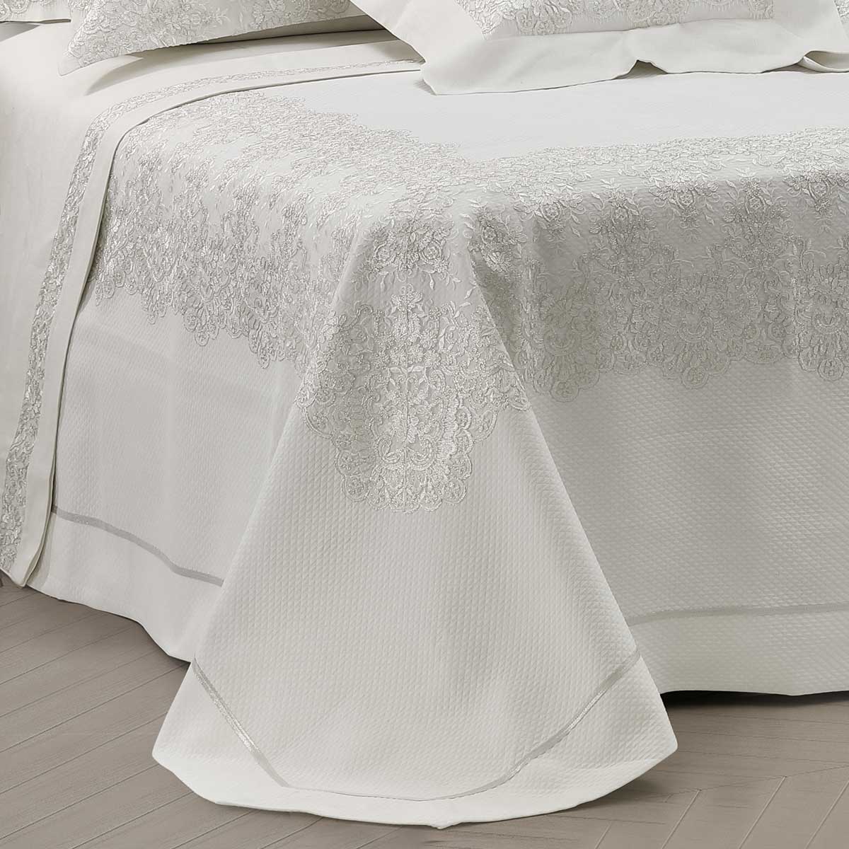 Copriletto piquet avorio con pizzo argento - Eloise