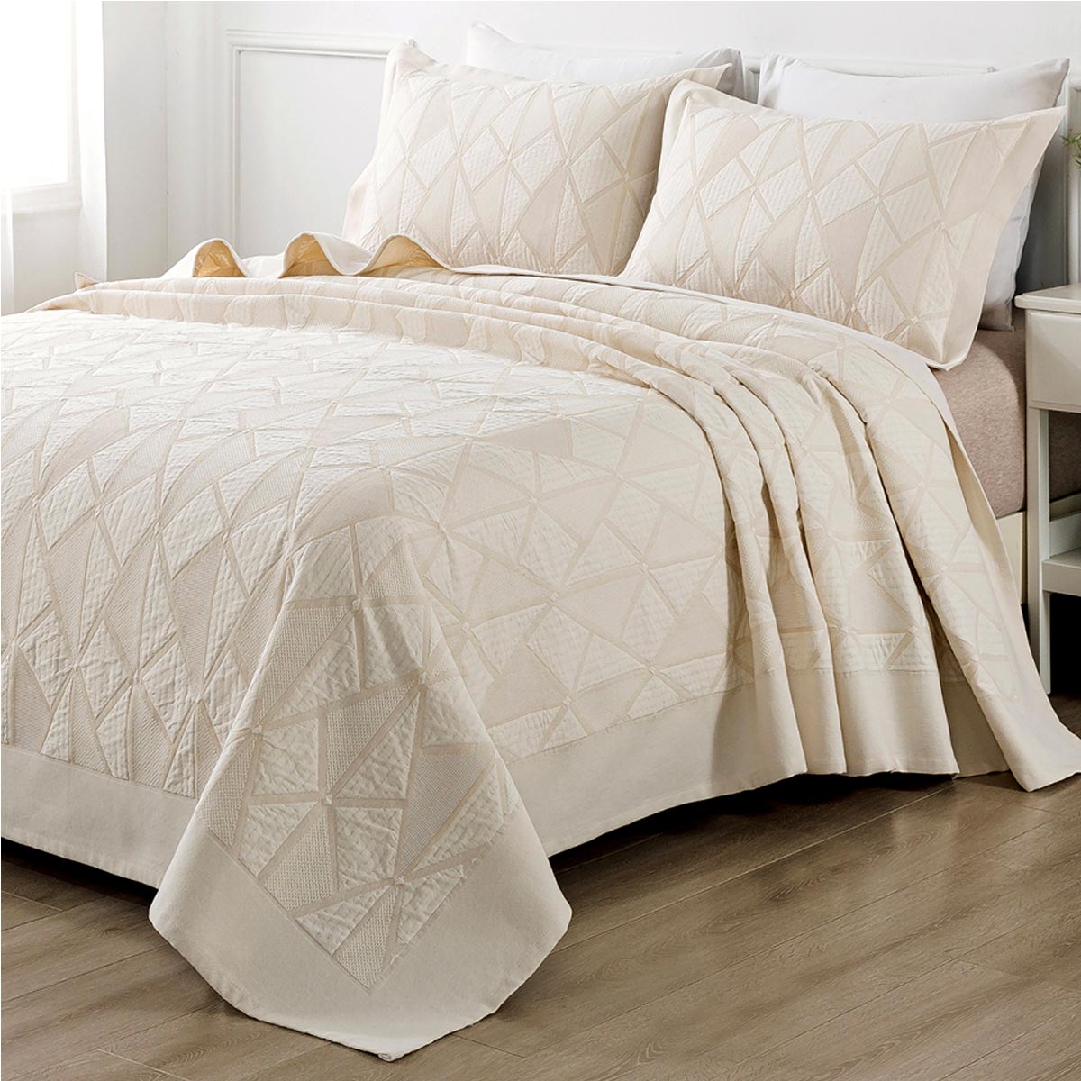 Copriletto elegante con trapuntatura 240 x 260 cm Copriletto elegante con trapuntatura 240 x 260 cm