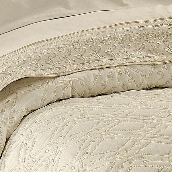 Copriletto in raso ricamato avorio - Albatros