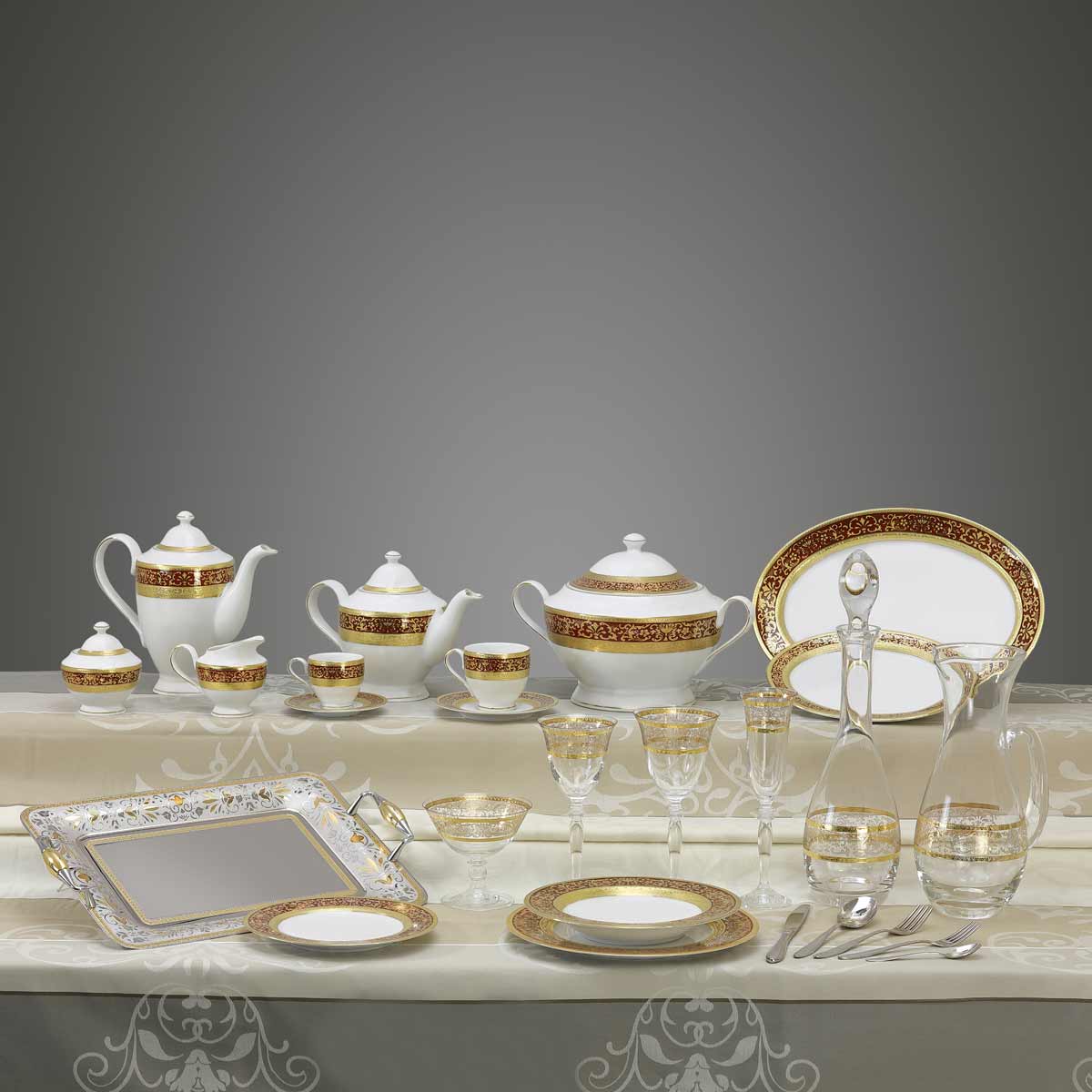 Piatti e bicchieri con decoro antico bordò e oro - Royal