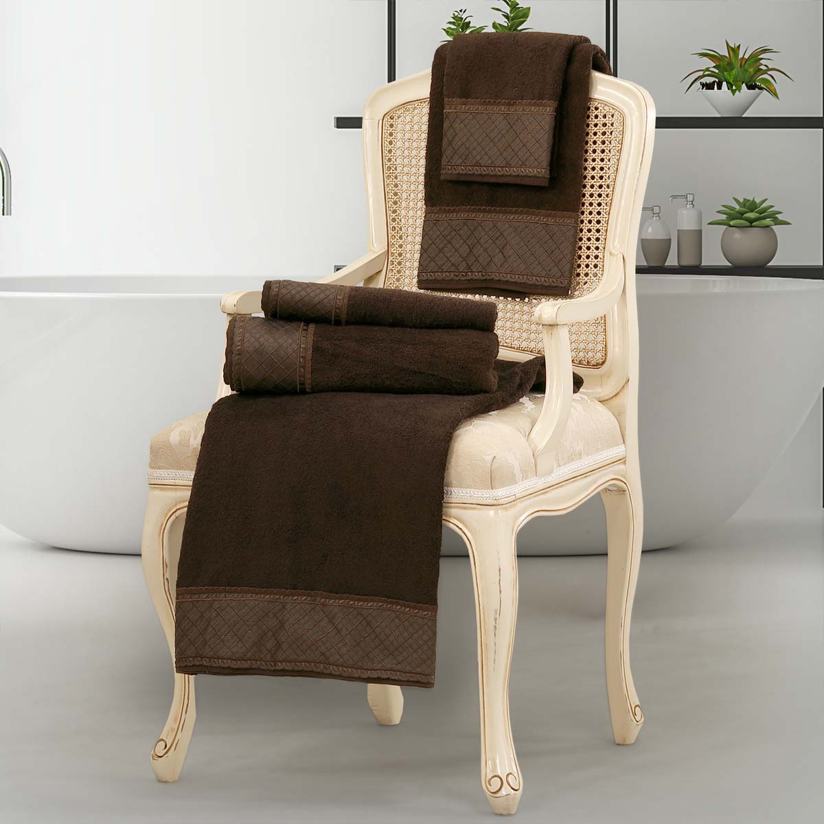 Set 5 pezzi biancheria da bagno in spugna di colore cacao con balza ricamata - Ecuador
