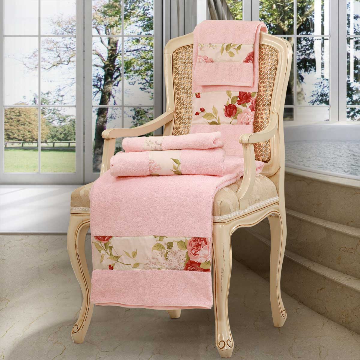 Set 5 pezzi di biancheria bagno in spugna di colore rosa con balza fiori daniela
