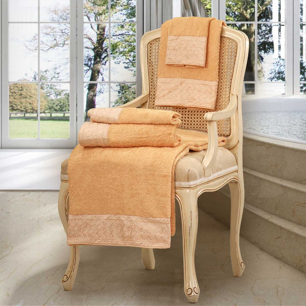 Set 5 pezzi biancheria da bagno in spugna di colore salmone con balza ricamata