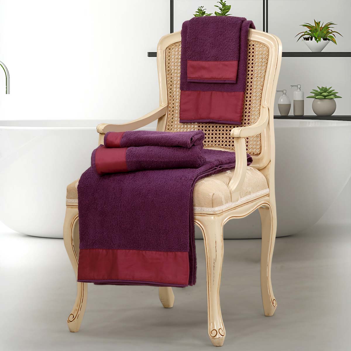 Set 5 pezzi biancheria da bagno in spugna di colore viola con balza in raso Cardinale
