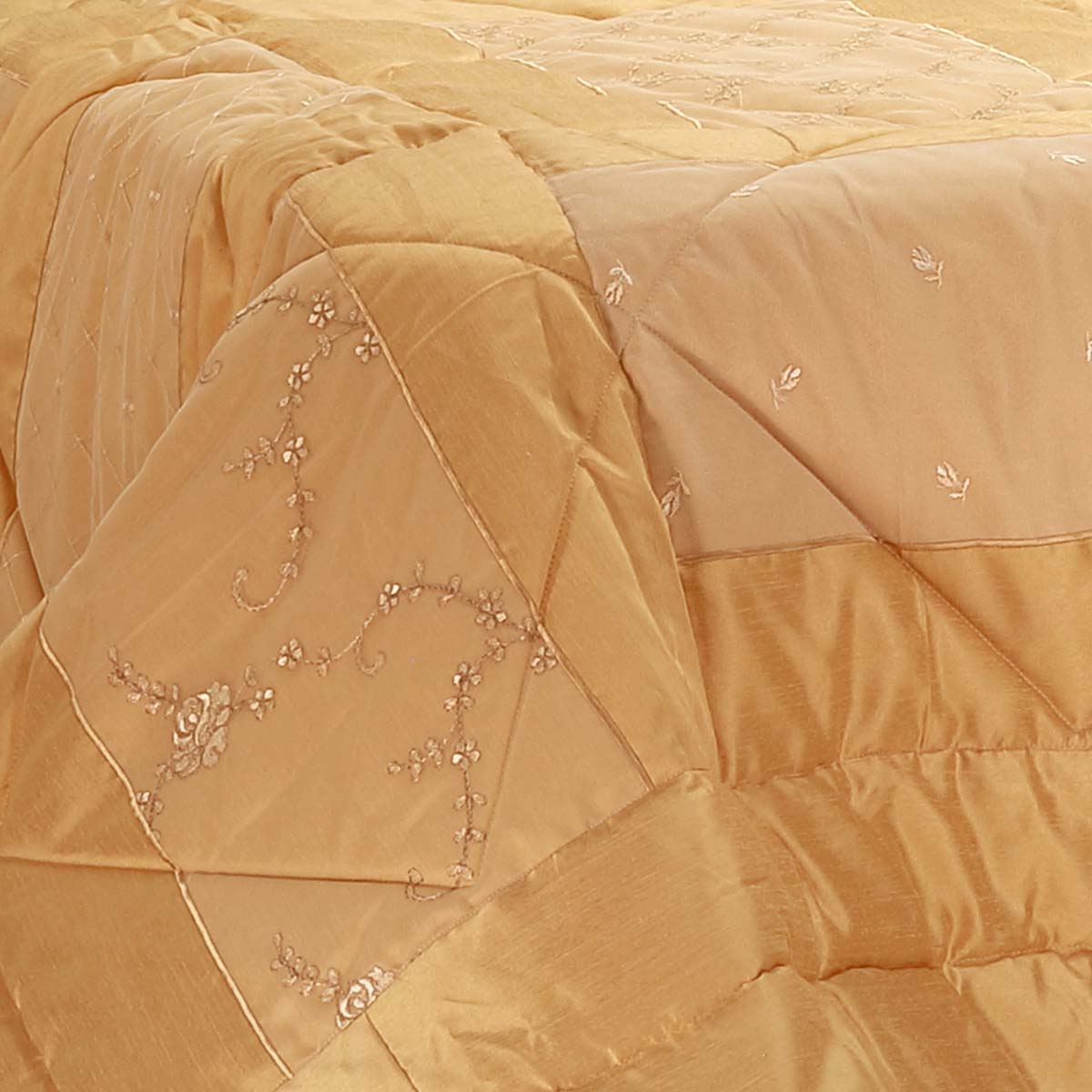 Trapunta invernale classica in taffetta oro con prestigioso pizzo - el109