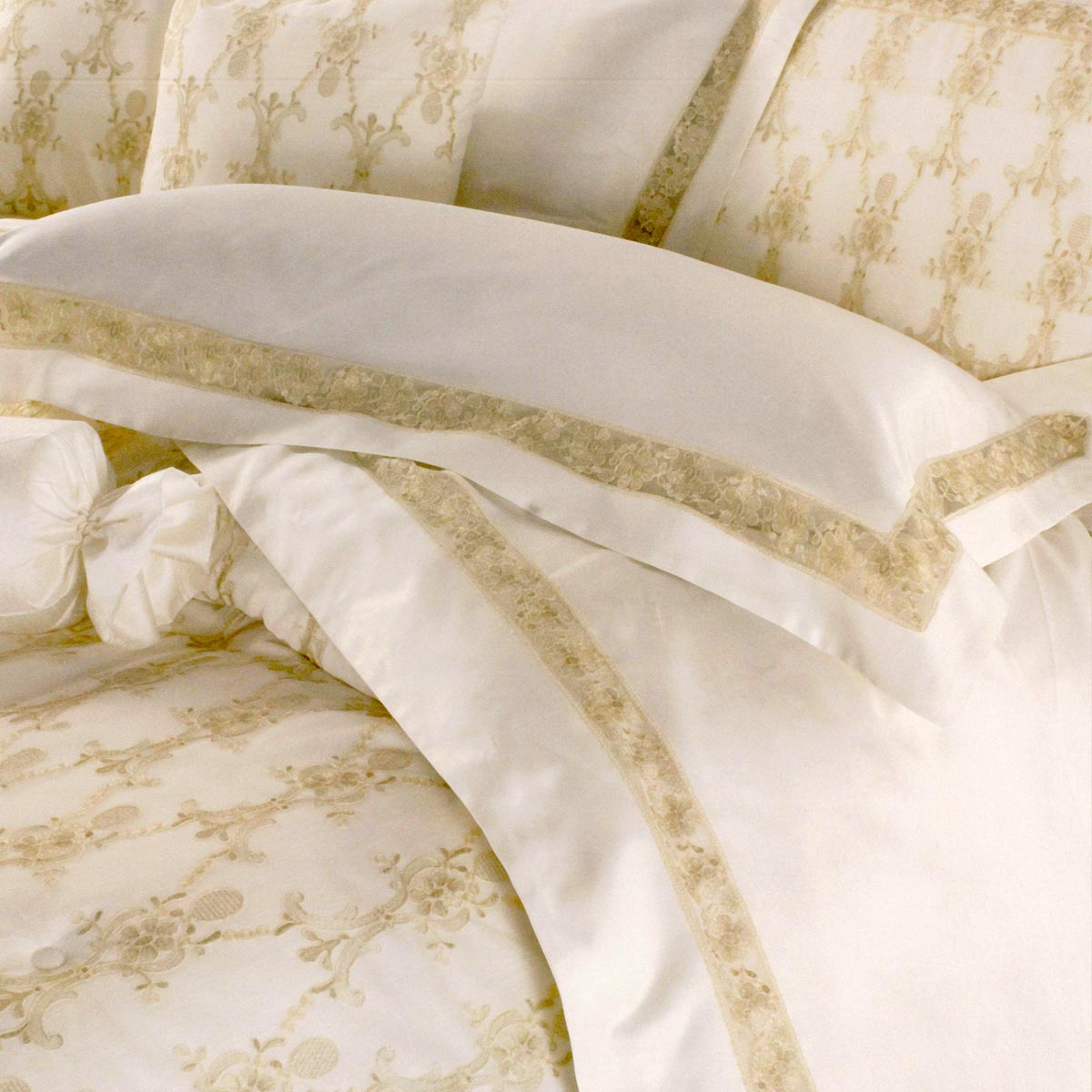 Trapunta con lenzuola classiche avorio in tulle ricamato - Cathrine