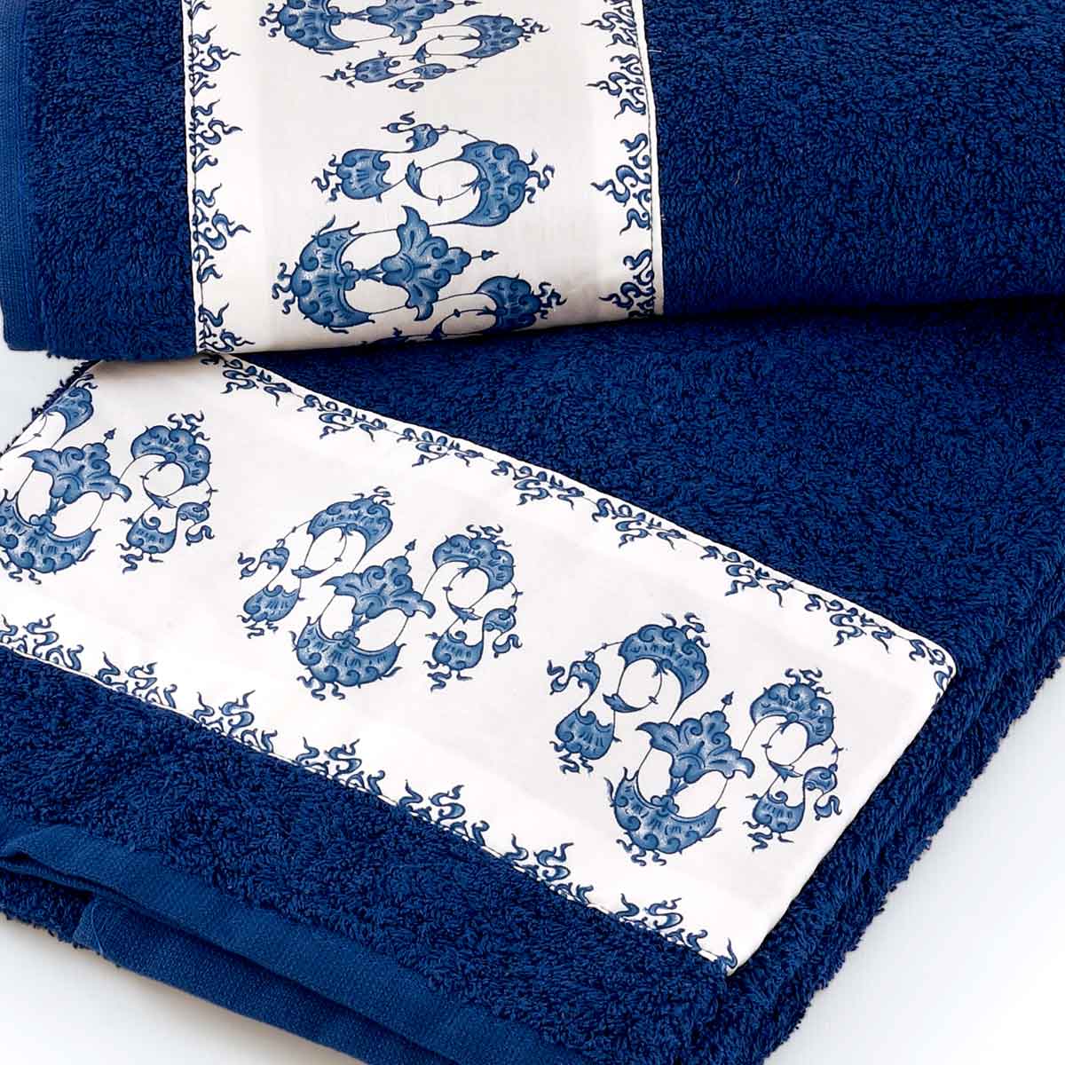 Asciugamani da bagno di colore blu con balza in rasa dalla moderna fantasia