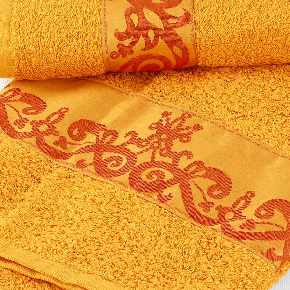 Asciugamani da bagno di colore senape con balza in raso prodotti in Italia