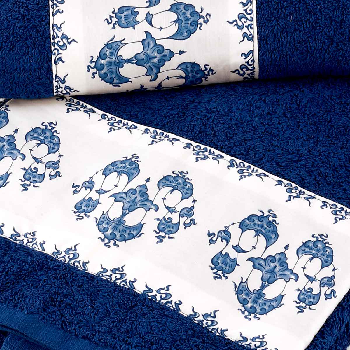 Asciugamani da bagno grande e piccola di colore blu con balza in raso di produzione italiana