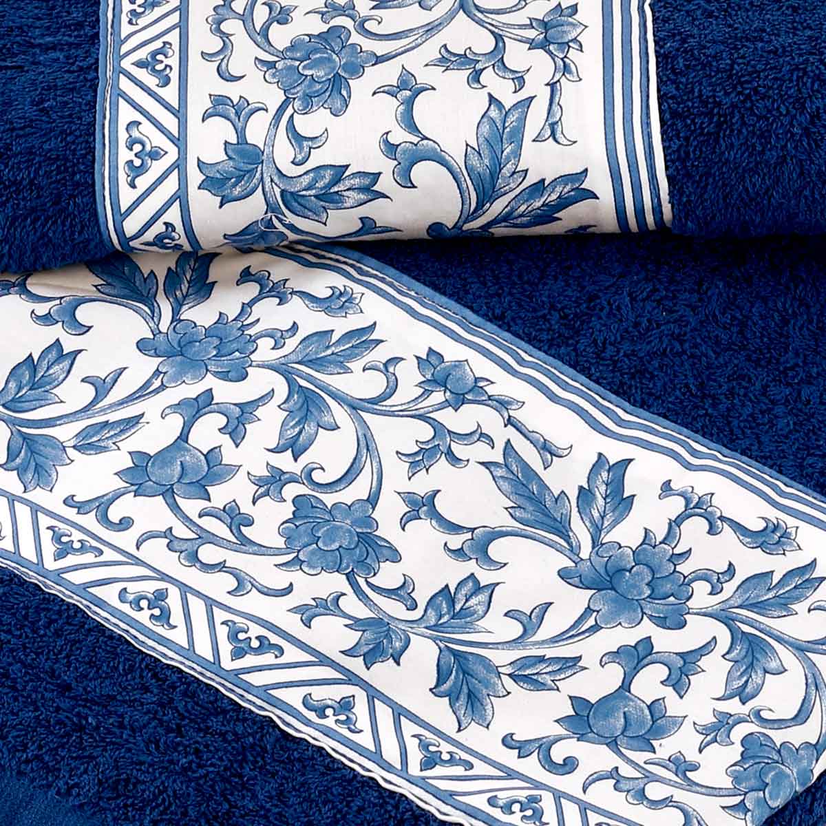 Asciugamani di colore blu con balza in raso a fiori prodotti in Italia