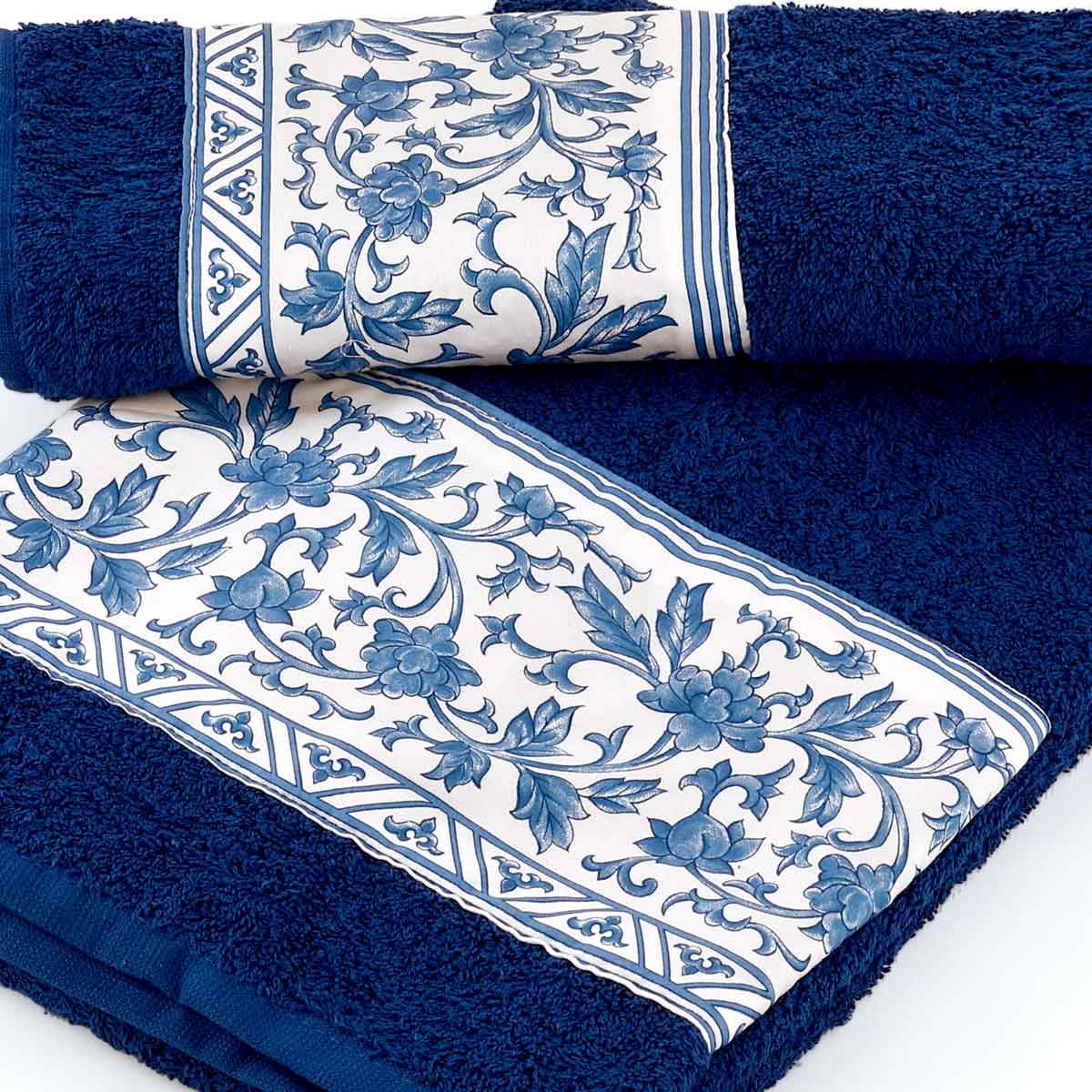 Asciugamani in spugna blu con balza in raso di cotone fantasia a fiori
