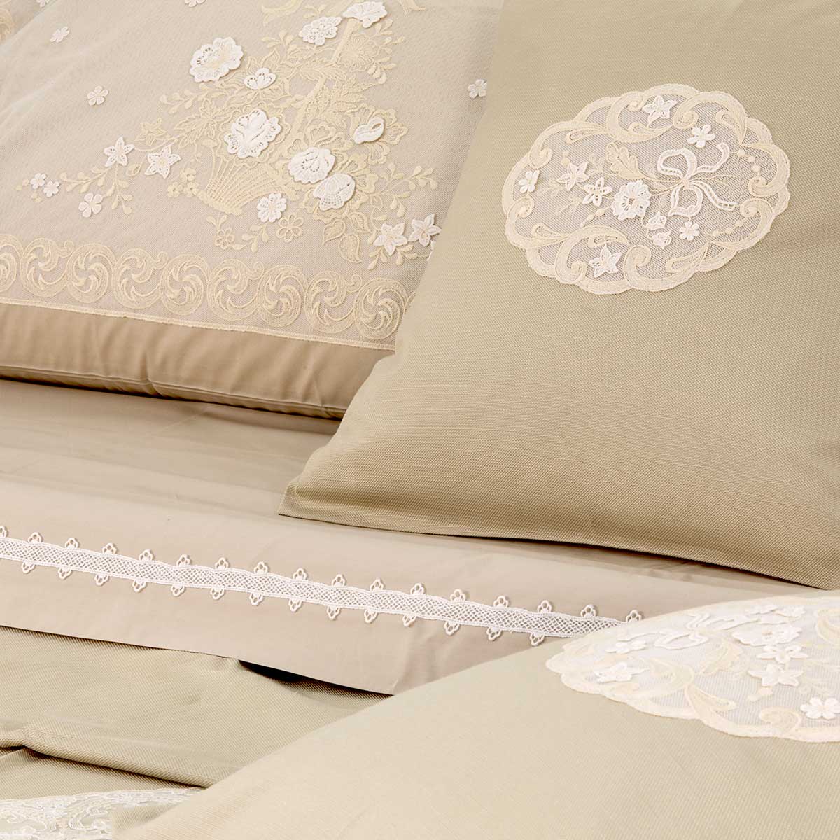 Composè letto di colore sabbia stile giovane con pizzo diagonale - Aura