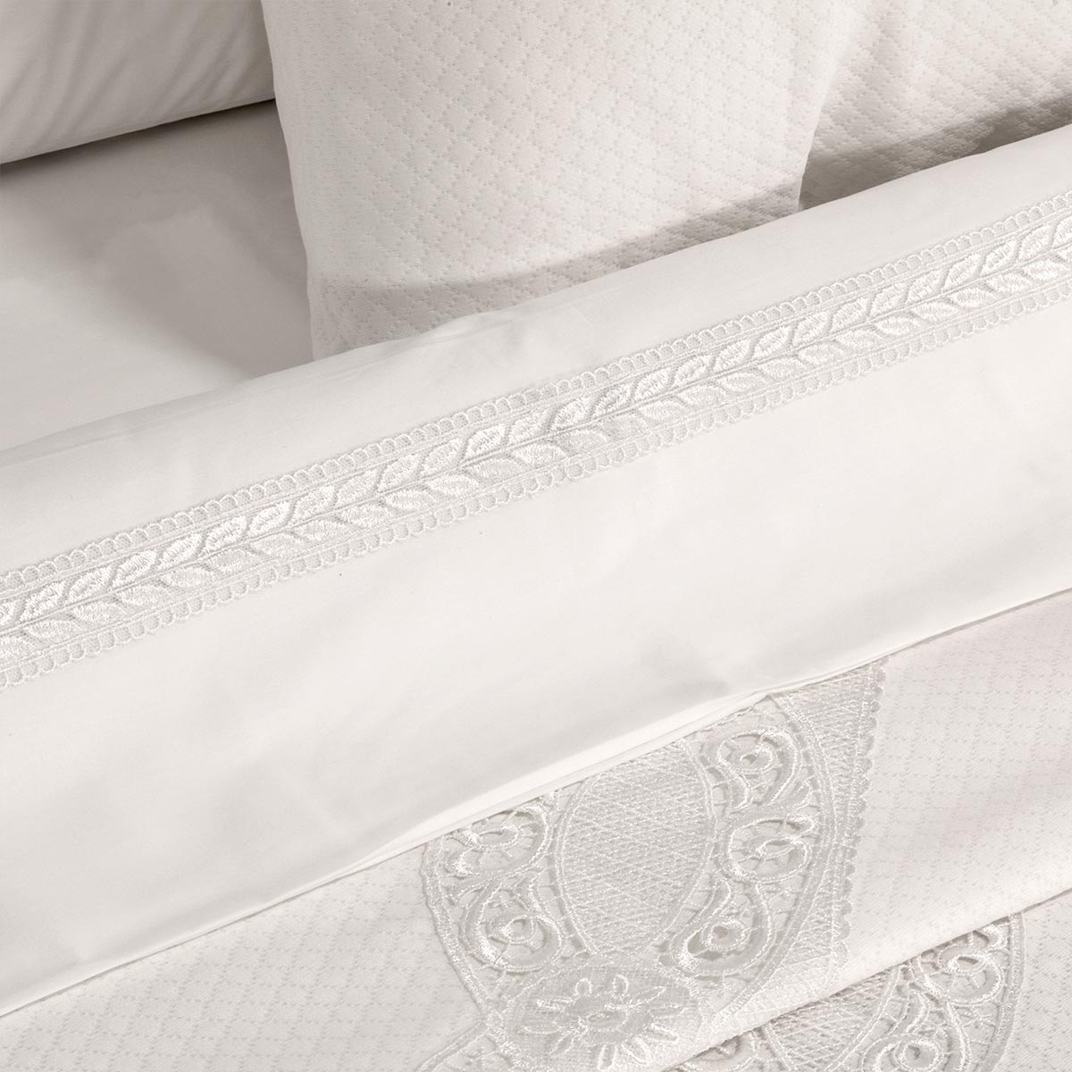 Composè letto bianco sposa in tessuto piquet con pizzo artigianale corredo