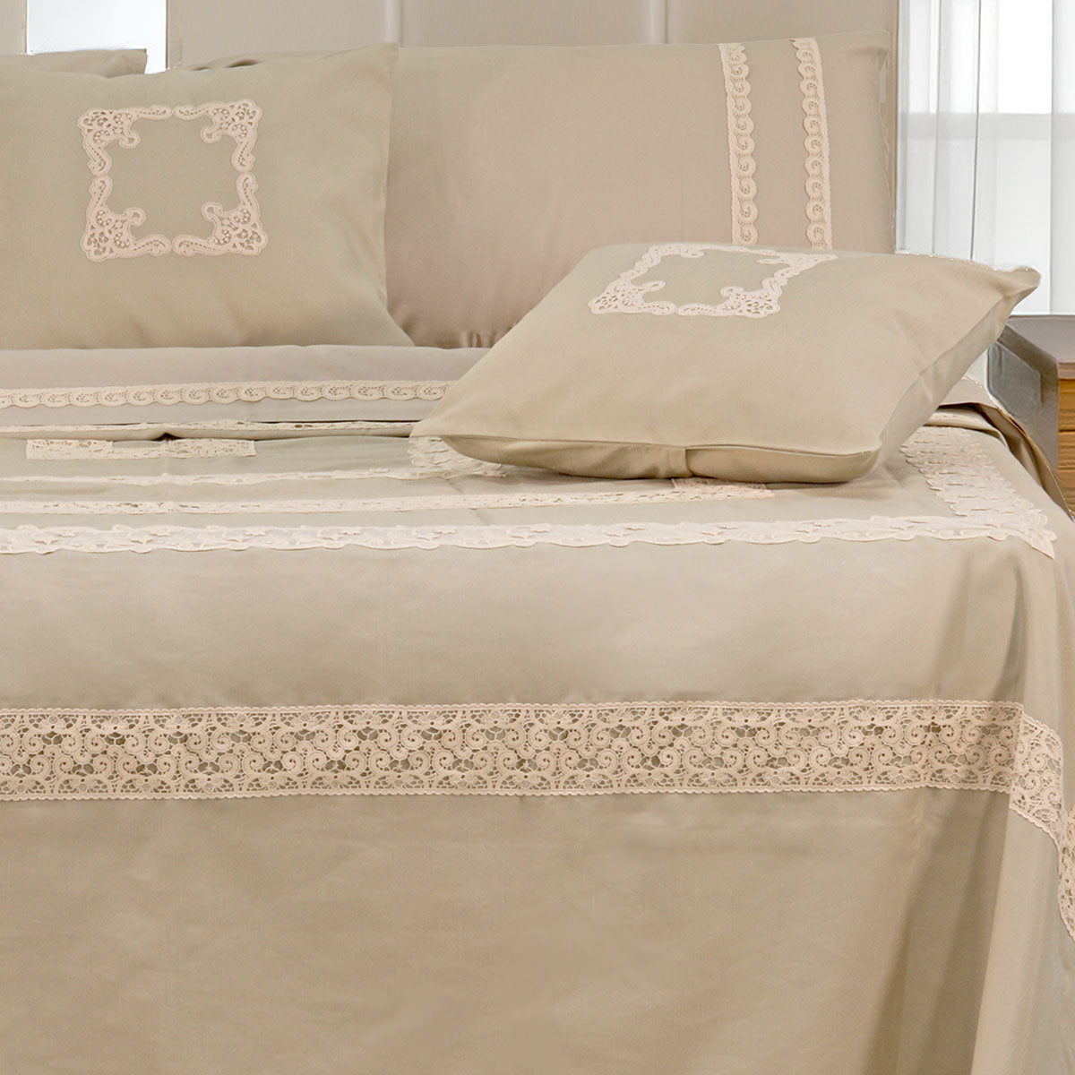 Compose letto corredo di colore sabbia con pizzo elegante sul piano letto - Aura