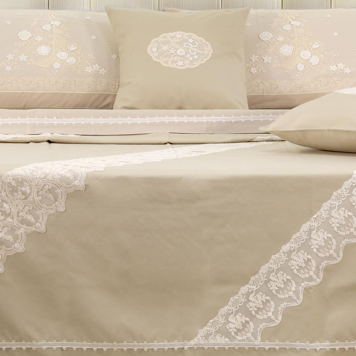 Composè letto sabbia dallo stile moderno con pizzo sposa elegante diagonale - aura