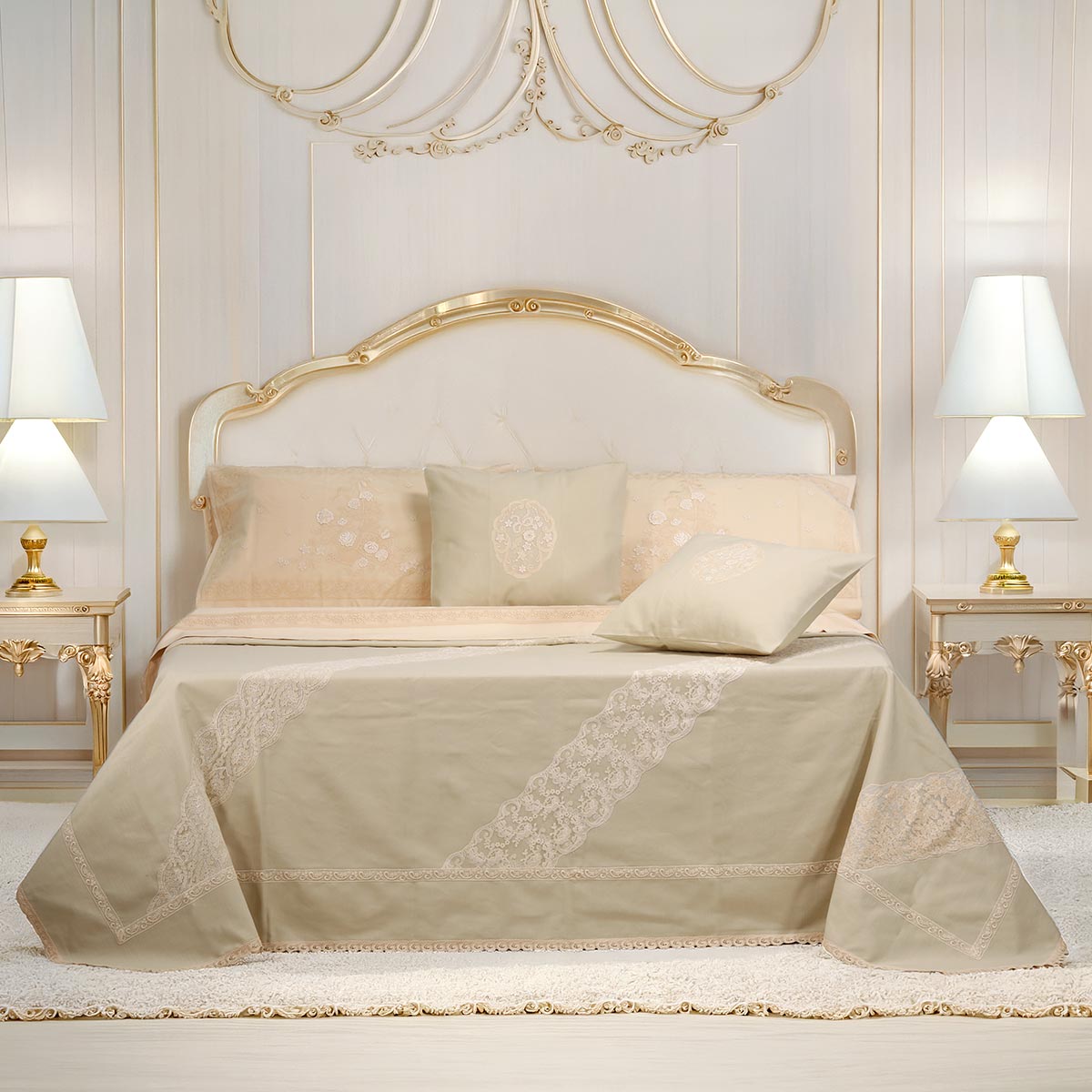 Composè letto sposa di colore beige in tessuto panama elegante con pizzo italiano