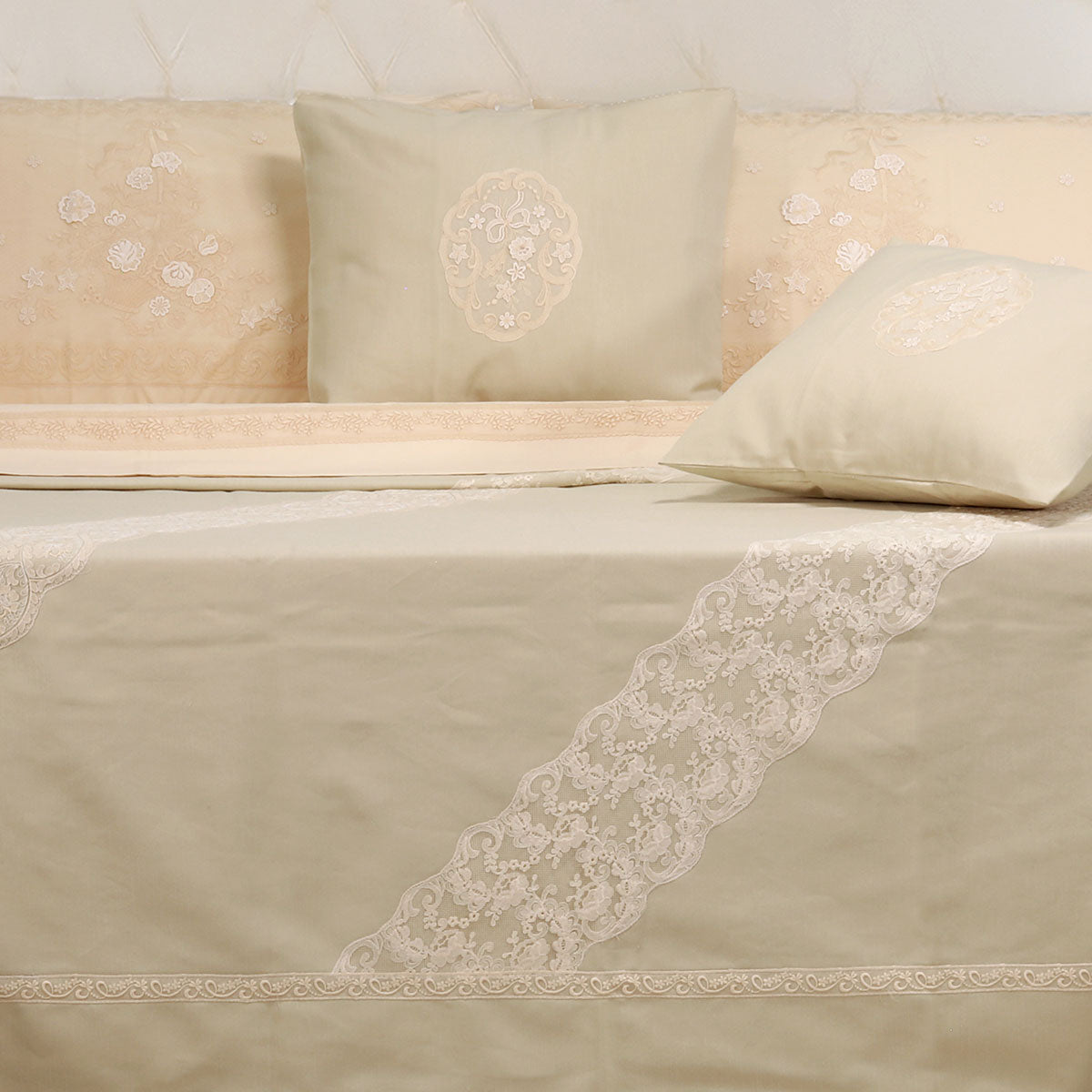 Coordinato letto di colore beige verde chiaro in tessuto panama di cotone pizzo