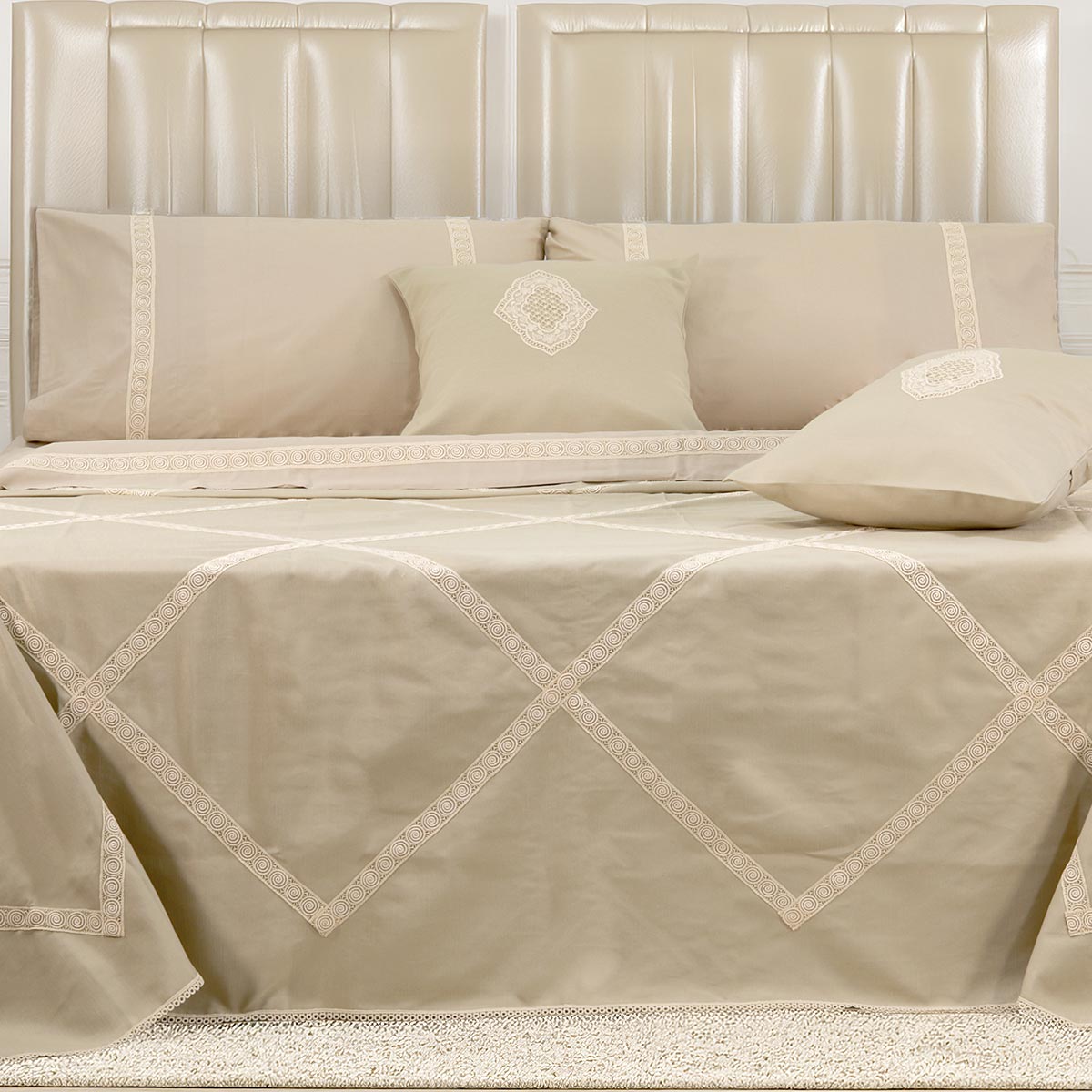 Coordinato letto di colore sabbia con moderna cucitura con pizzo a rombi - Aura