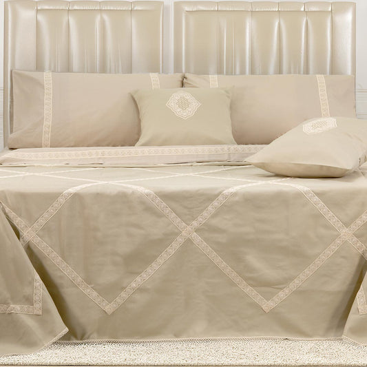 Coordinato letto di colore sabbia con moderna cucitura con pizzo a rombi - Aura