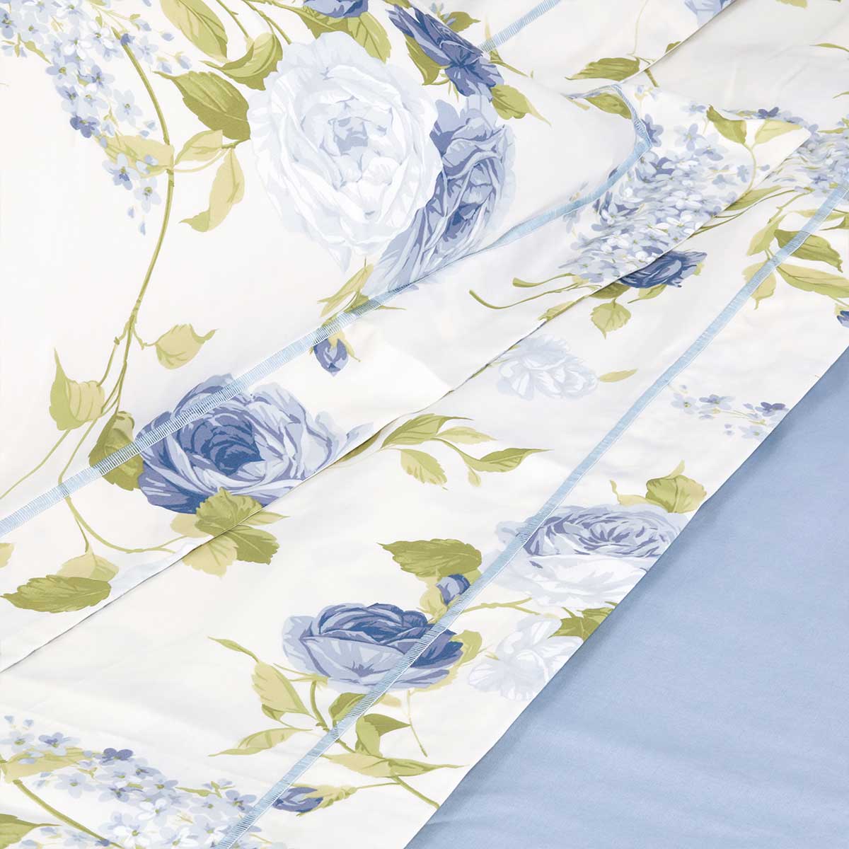 Coppia lenzuola con fantasia floreale azzurra realizzata in pregiato tessuto di percalle puro cotone - Daniela