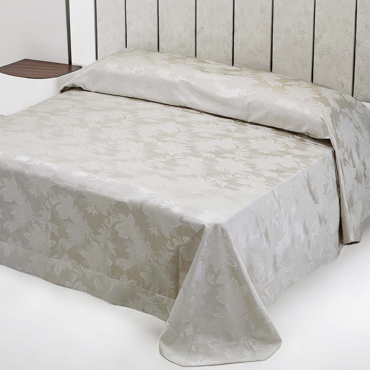 Copriletto matrimoniale in tessuto damascato beige