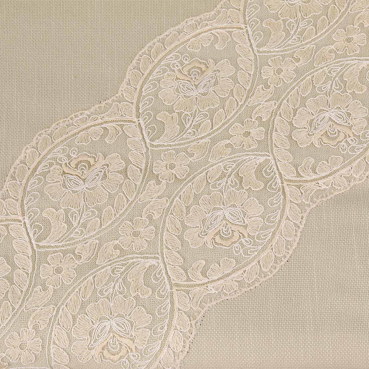 Copriletto in pizzo corredo sposa di colore beige tessuto panama