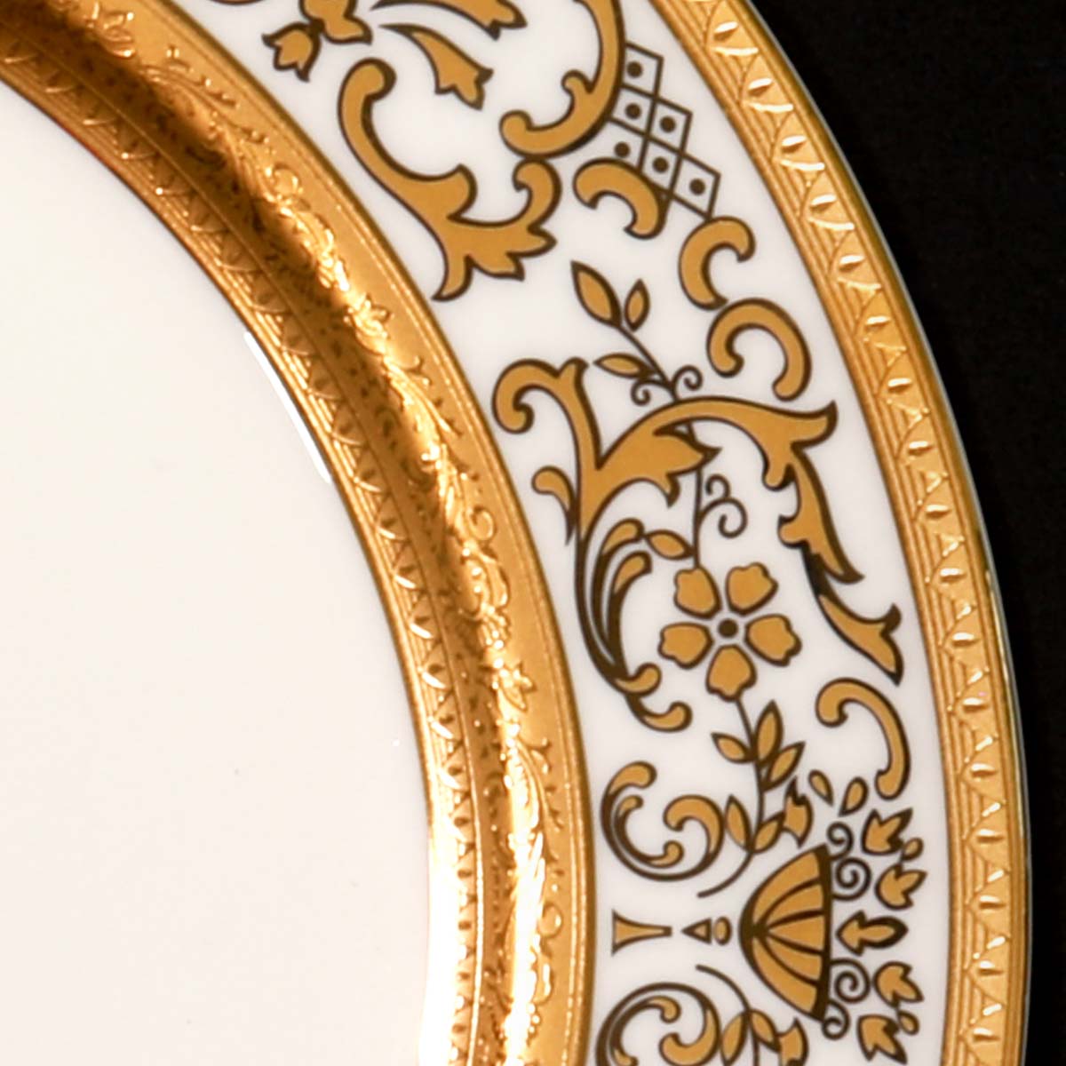 Piatto con ricca decorazione in oro zecchino porcellana trasparente - Prestige