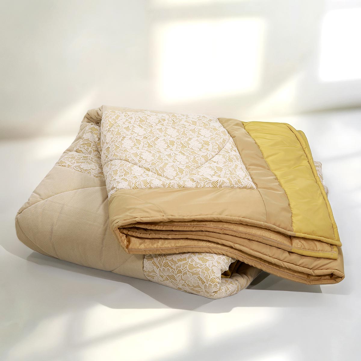 Piumone letto matrimoniale in tessuto taffeta oro con pizzo - EL149