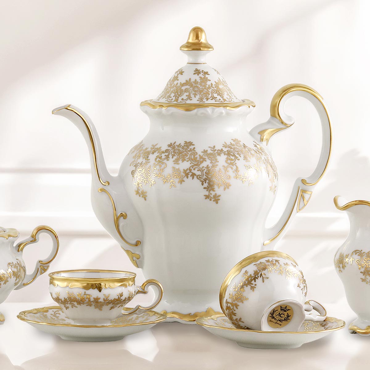 Prestigioso servizio da te stile classico con decoro in oro dipinto a mano in fine porcellana tedesca - Caterina