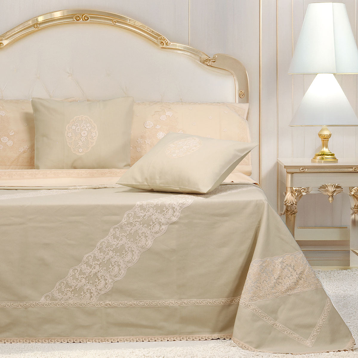 Primo letto beige in tessuto panama con pizzo