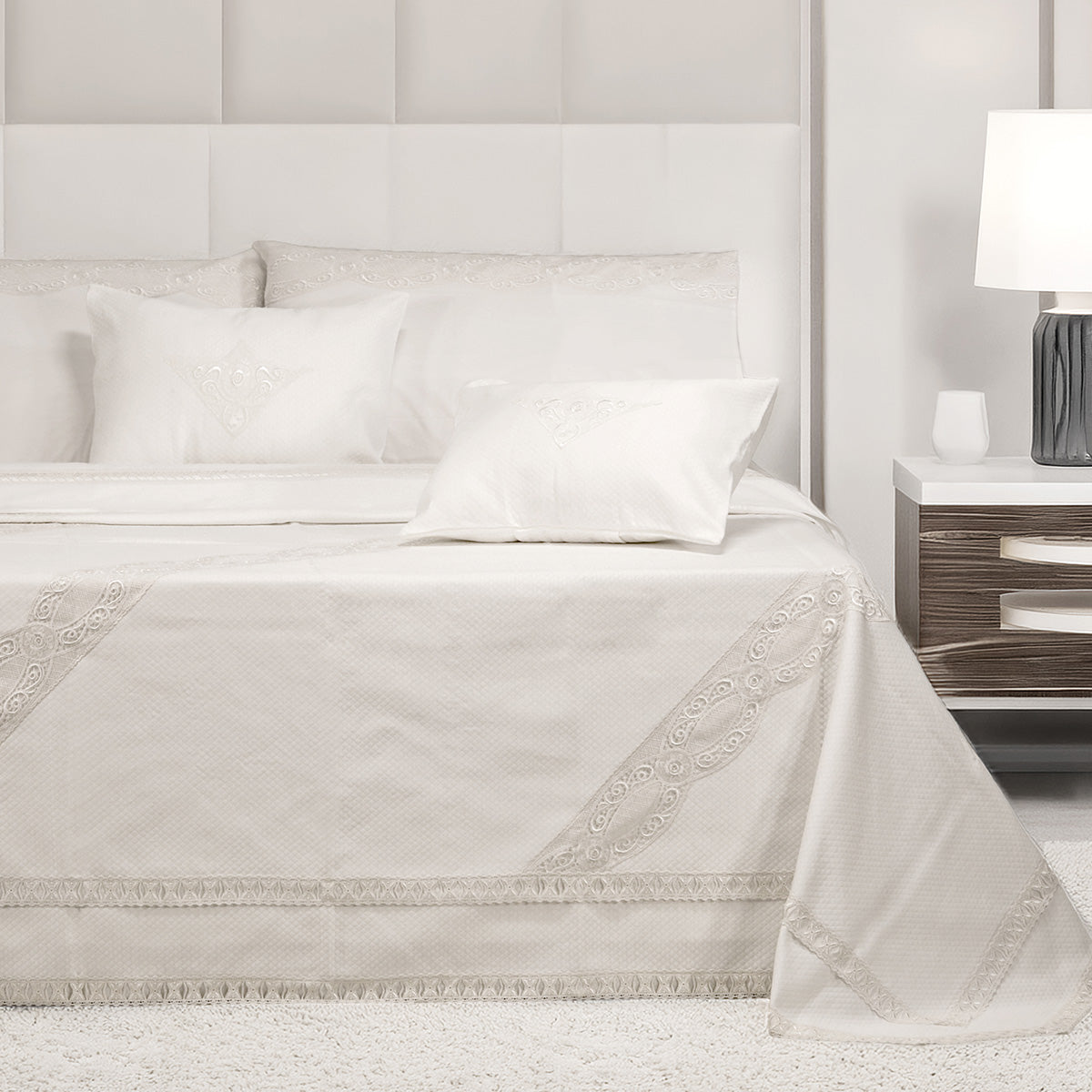 Primo letto bianco in tessuto piquet e pizzo