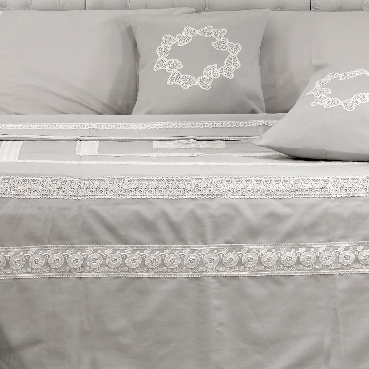 Primo letto di colore grigio con moderno pizzo sul piano letto optical - Aura