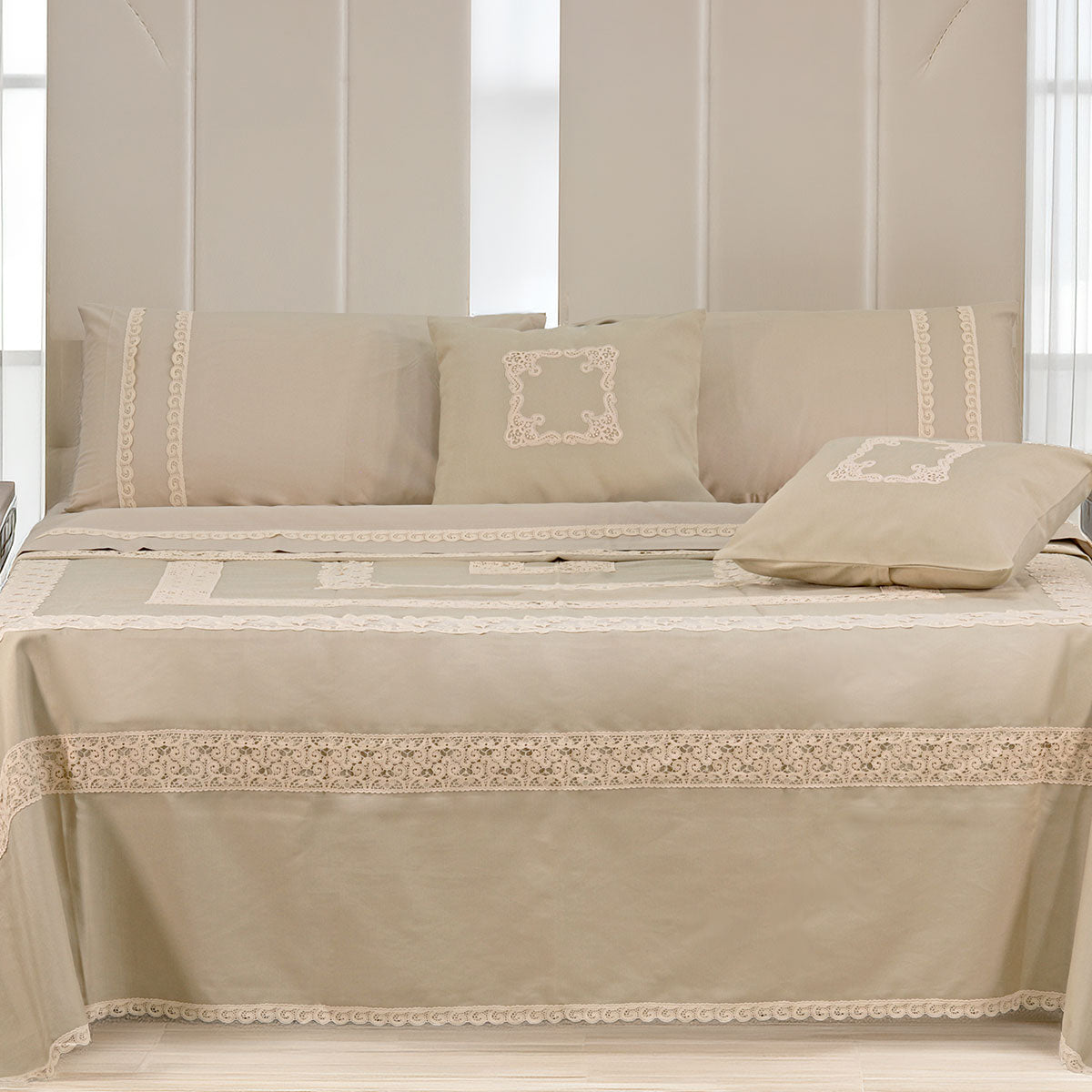 Primo letto di colore sabbia stile contemporaneo con pizzo italiano sul piano letto - Aura Optical