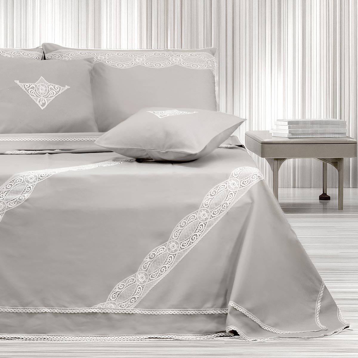 Primo letto grigio dallo stile contemporaneo con pizzo diagonale - Aura