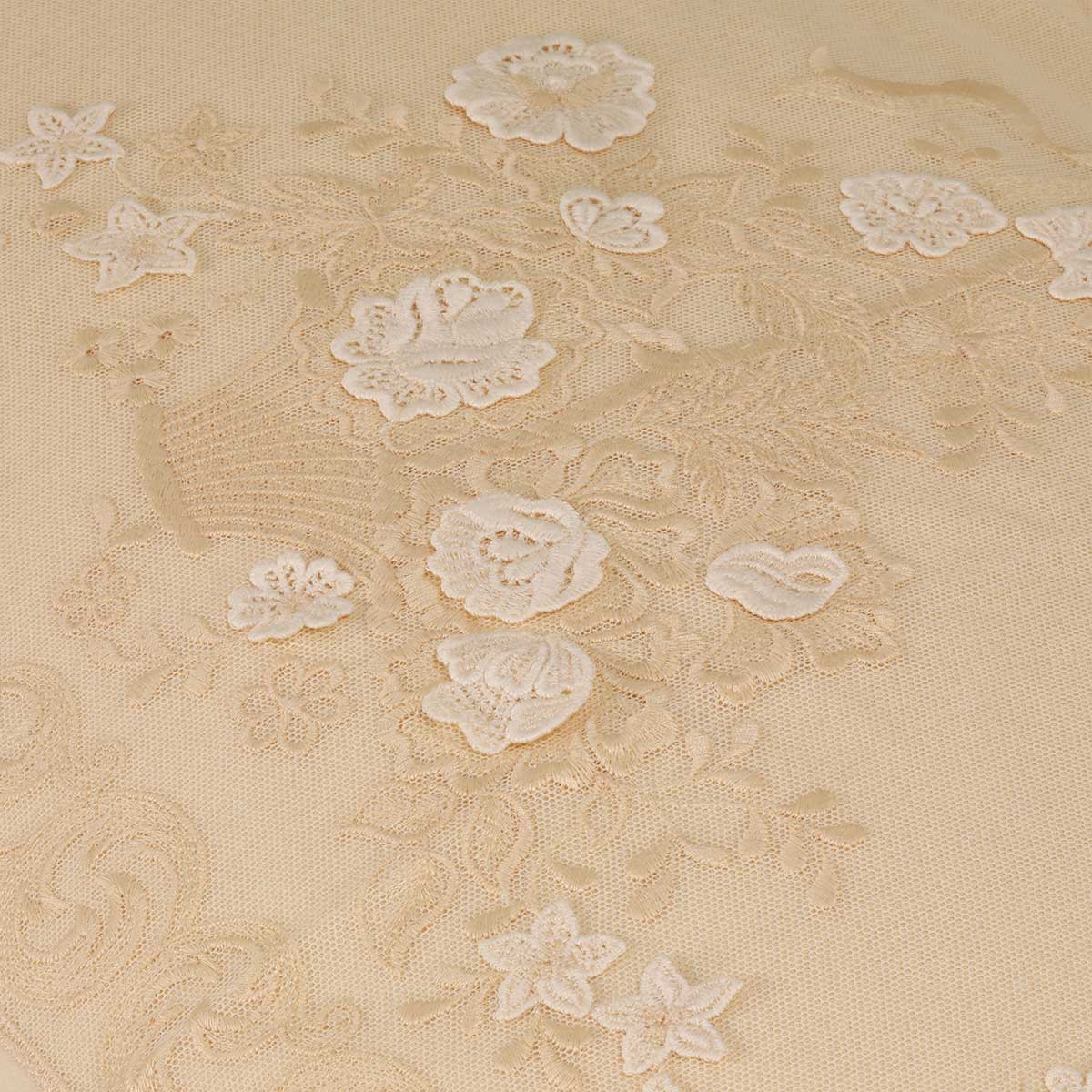 Primo letto sposa beige con pizzo ricamato su tulle biancheria corredo