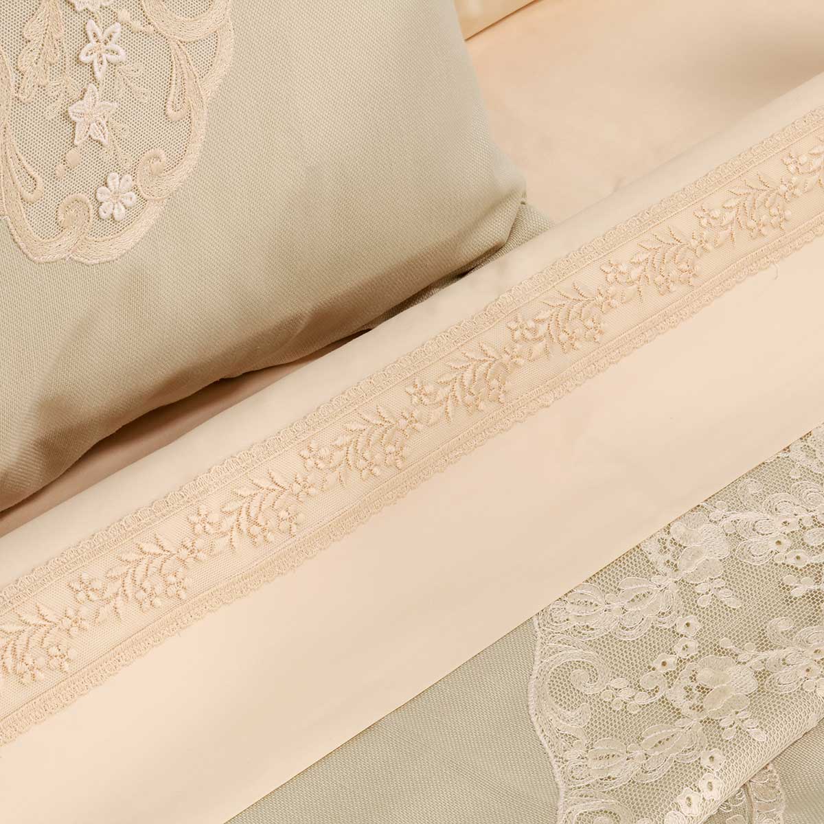 Primoletto sposa corredo di colore beige in tessuto e pizzo ricamato