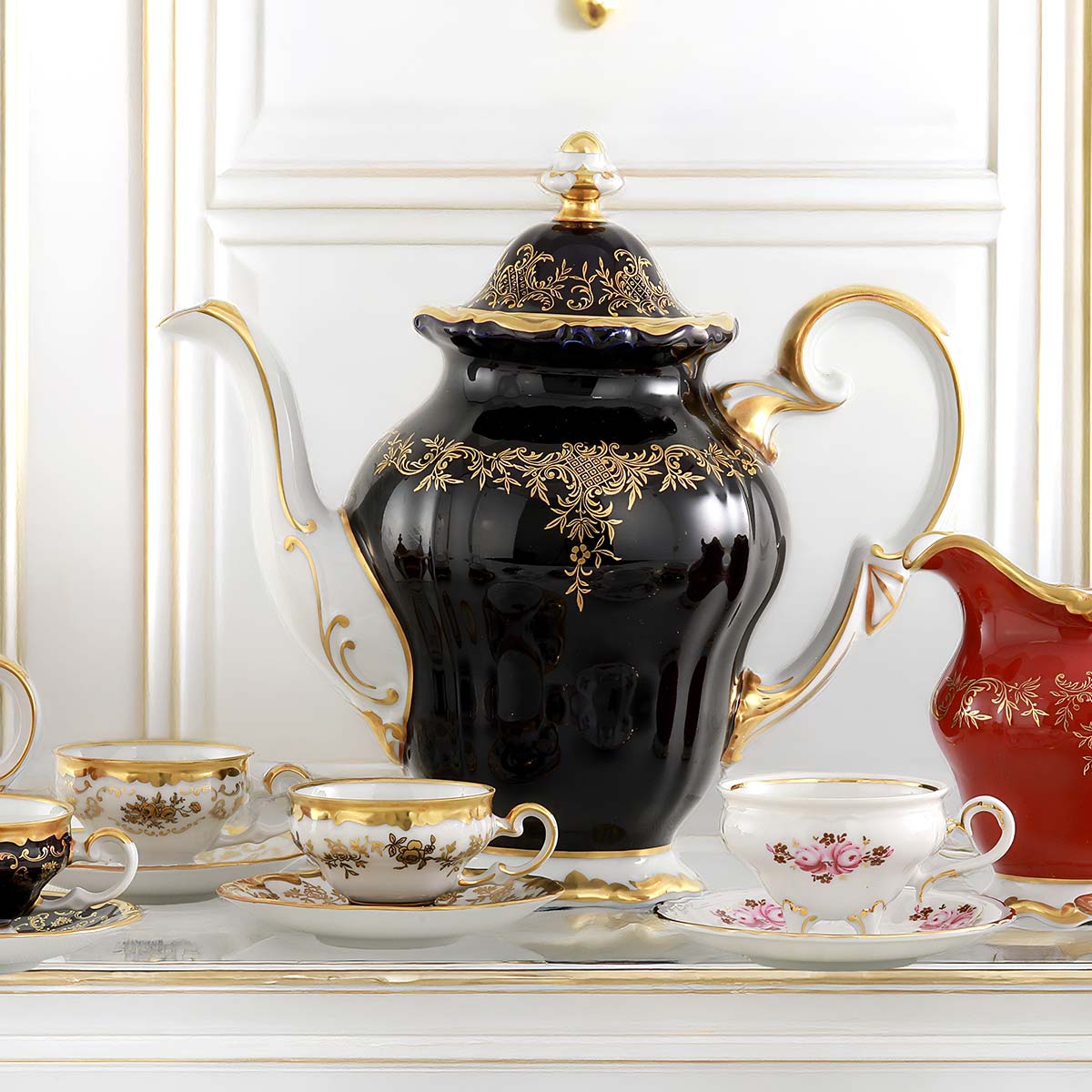 Servizio da caffè in pregiata porcellana tedesca dipinta a mano con dettagli in oro zecchino, stile barocco.