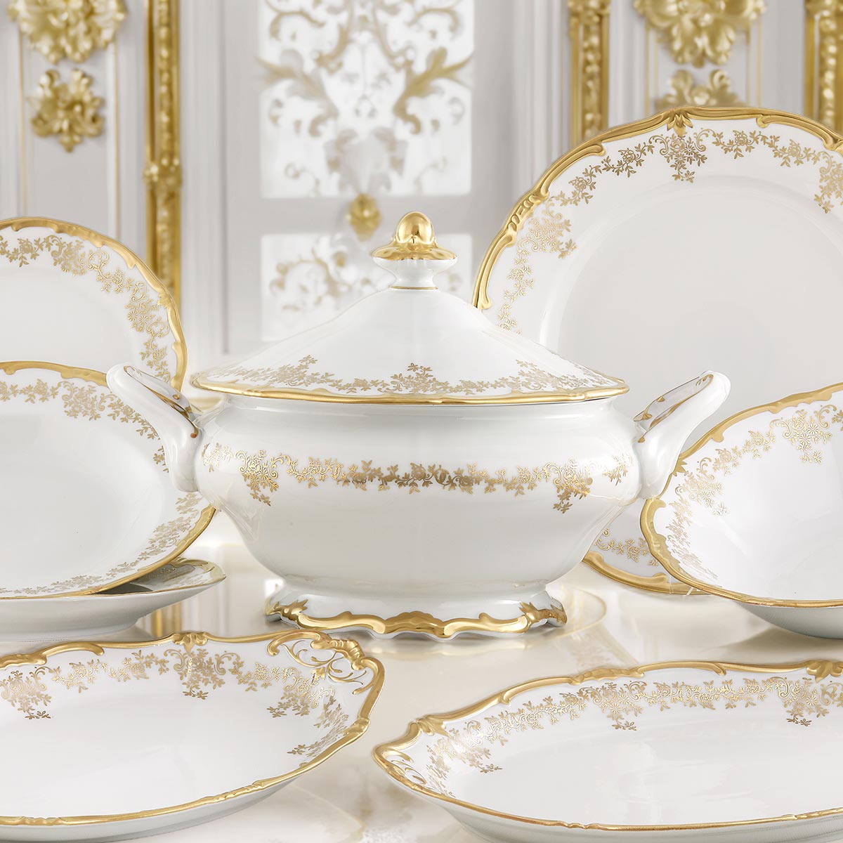Servizio piatti classico con decoro in oro dipinto a mano in fine porcellana -Caterina