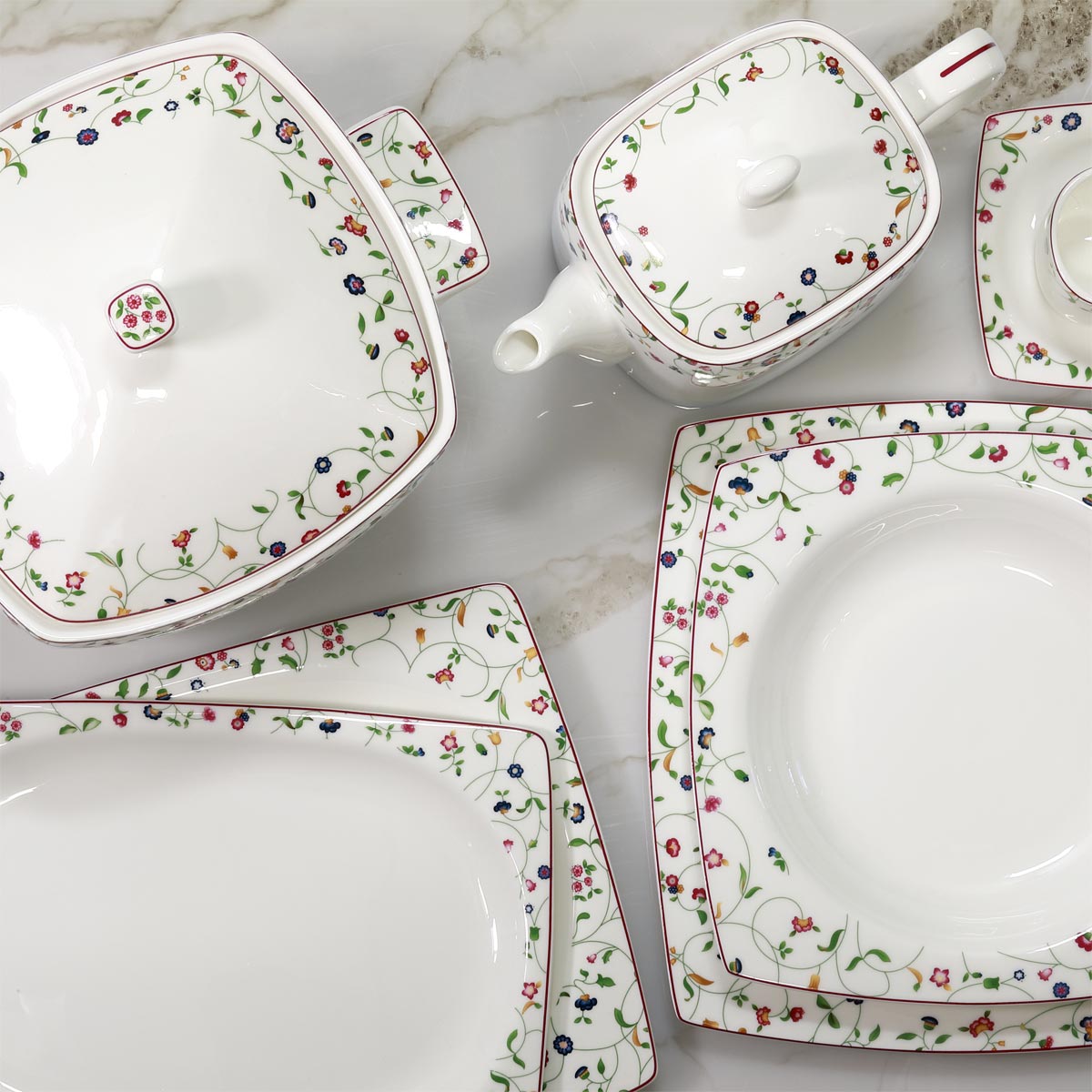 Servizio piatti quadrato con decoro a fiori colorati in porcellana fine bone china - Flavia