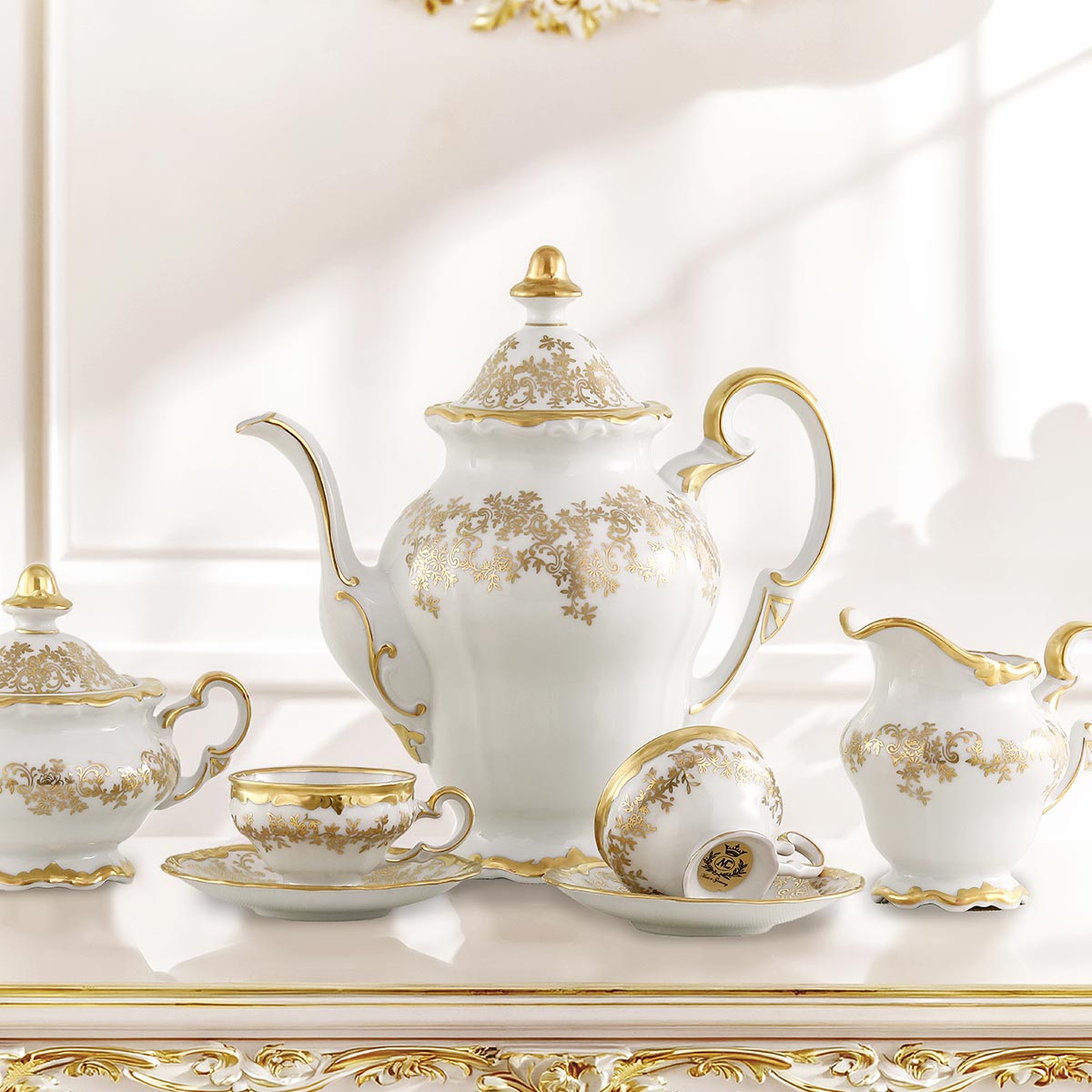 Servizio caffè e tè in finissima porcellana bianca per 12 persone con decori in oro dipinti a mano modello Caterina.