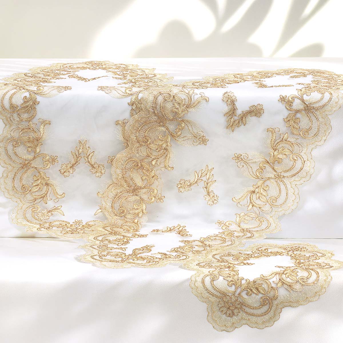 Set centrini per la sala da pranzo in tulle ricamato filo lurex oro dalla forma ovale stile classico - Dorotea